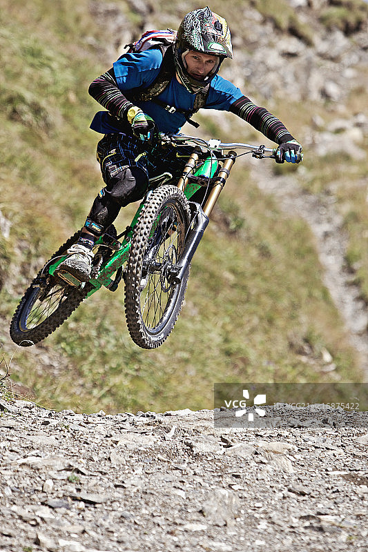 骑车人跳跃图片素材