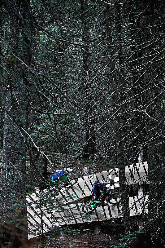 在木制小路上骑行图片素材
