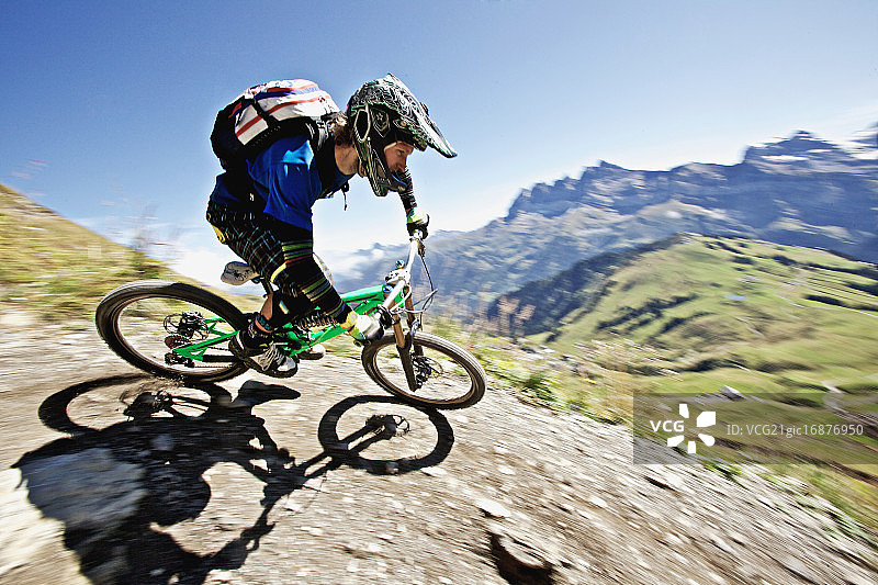 骑自行车的人沿着小路骑行图片素材