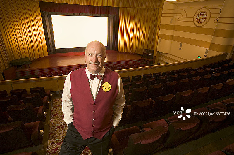 电影院里微笑的引座员图片素材
