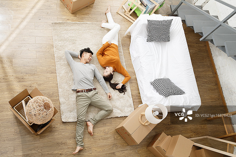 幸福的青年情侣在客厅休息图片素材