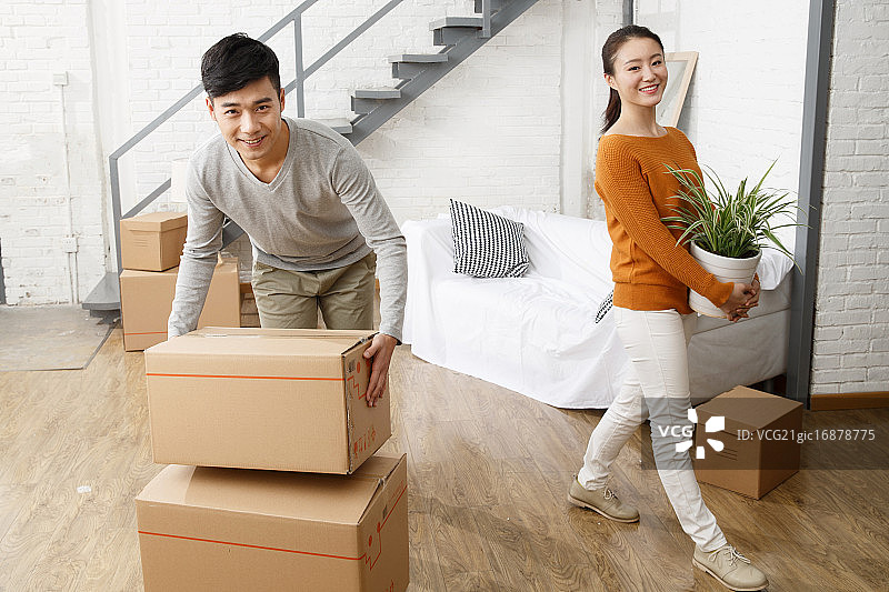 欢乐的青年情侣搬新家图片素材