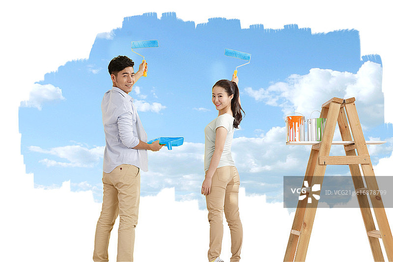 青年夫妇在为墙壁涂染料图片素材