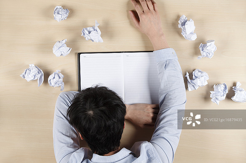 商务人士趴在办公桌上休息图片素材