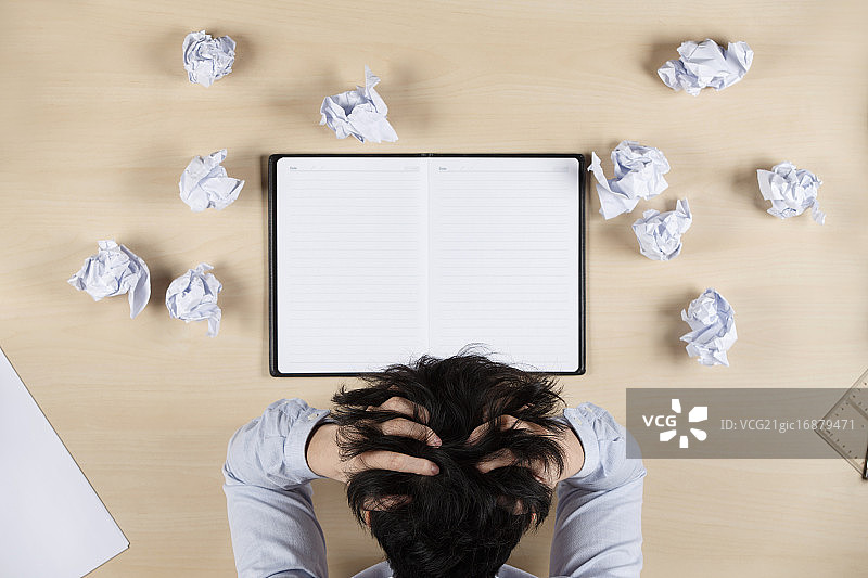 沮丧的商务人士挠头图片素材