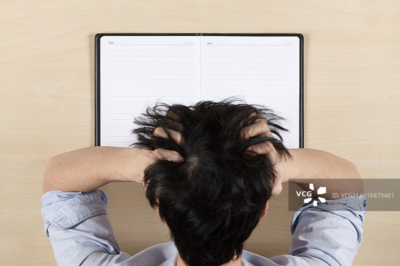 沮丧的商务人士挠头图片素材