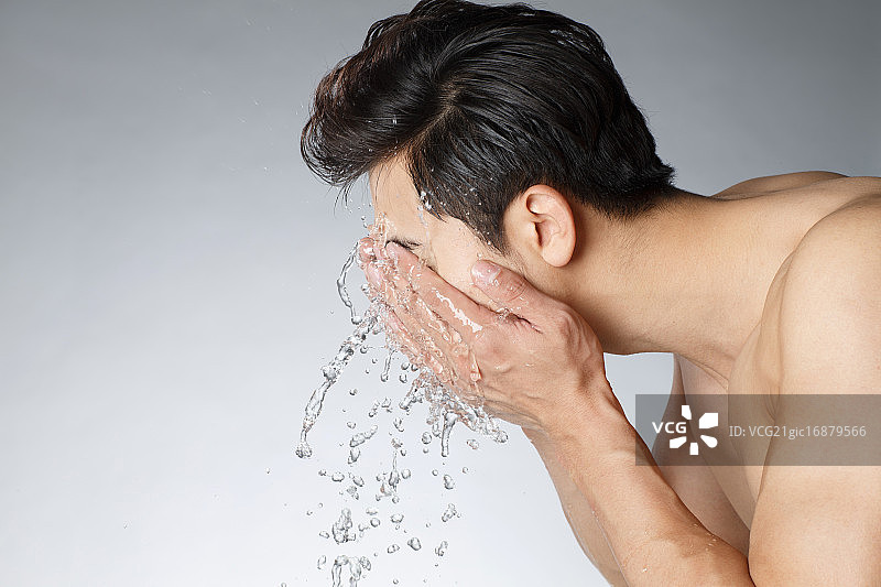 青年男人洗脸图片素材