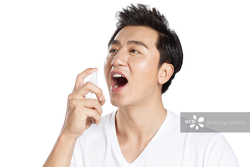 青年男人在喷口腔清新剂图片素材