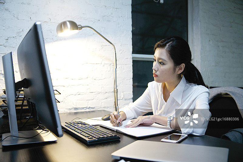 女白领加班图片素材