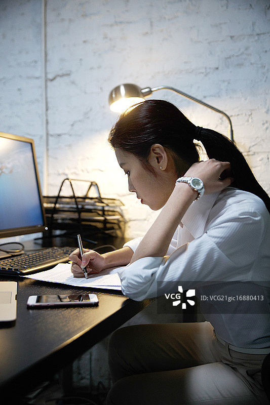 女白领加班图片素材