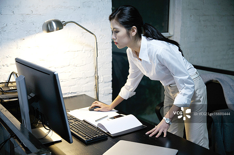 女白领加班图片素材