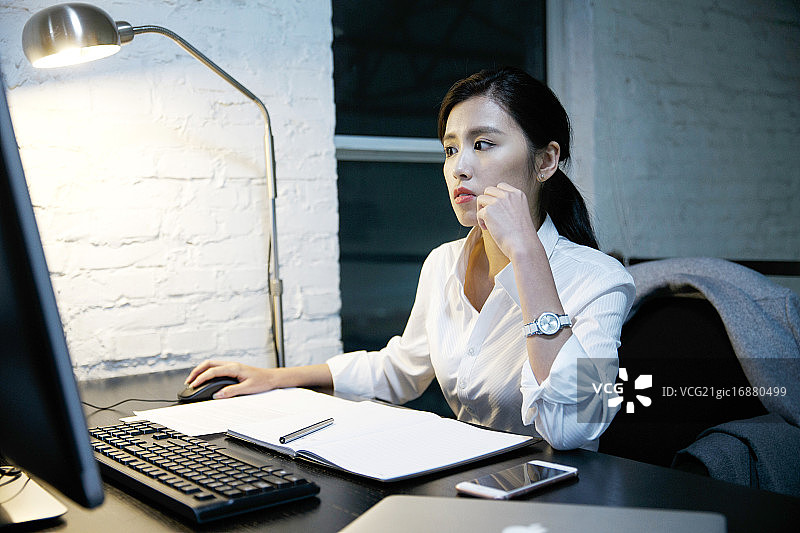 女白领加班图片素材