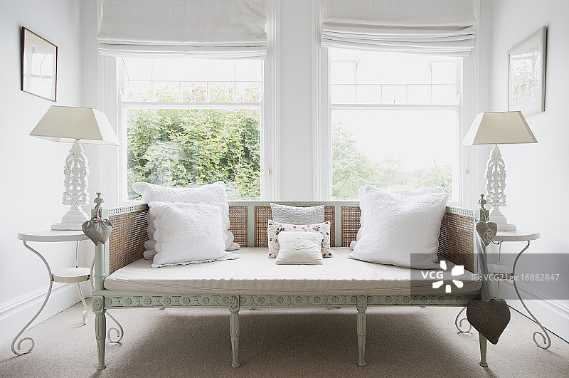 家居展示：破旧别致的沙发内饰图片素材