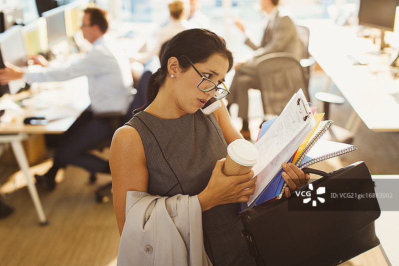 压力大的女商人努力在办公室中同时处理多项任务图片素材