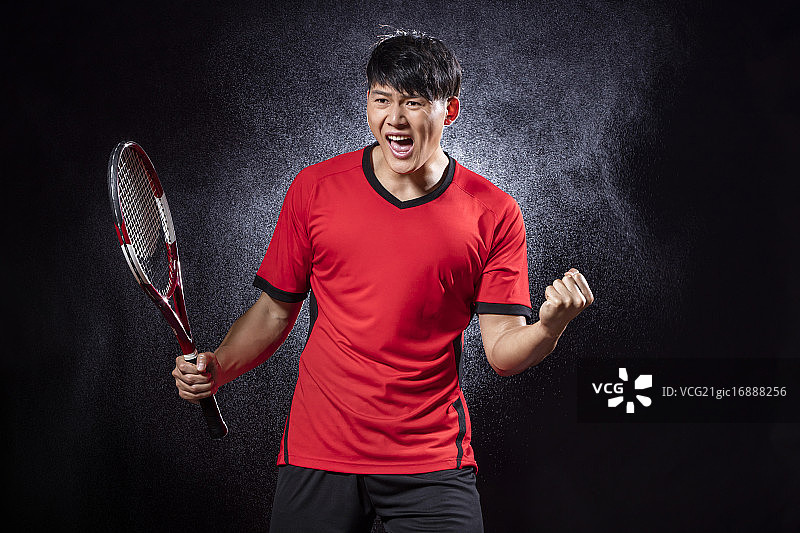 兴奋的网球运动员图片素材