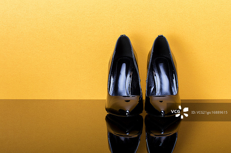 一双高跟鞋图片素材