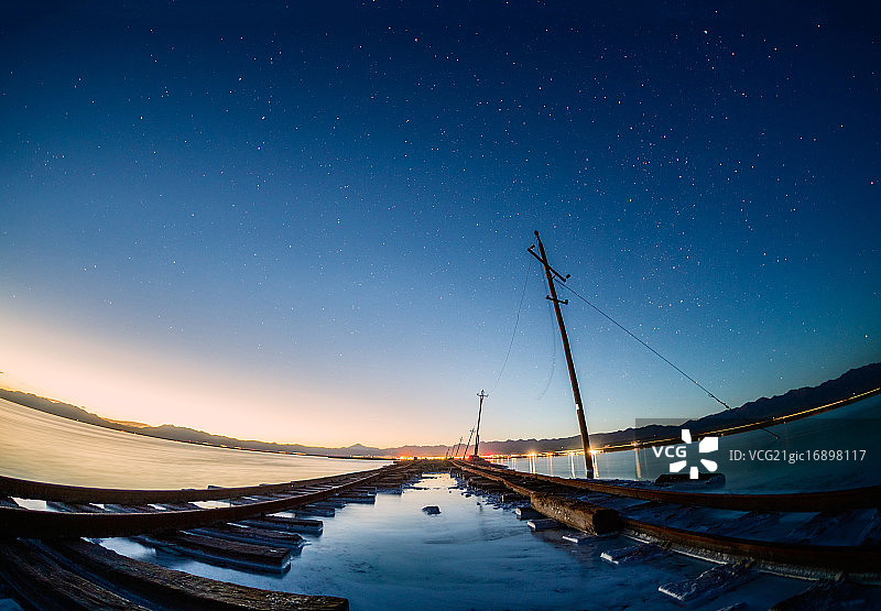 青海茶卡盐湖日落后的星空图片素材