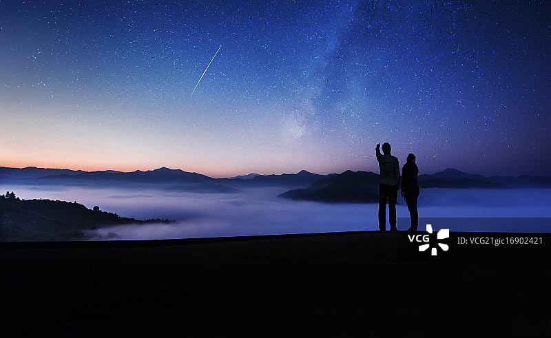 星空下的情侣图片素材