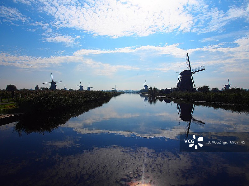 小孩堤防二图片素材