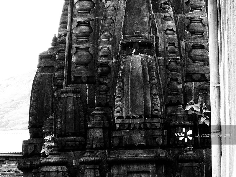 黑色玄武岩岩石中的寺庙图片素材