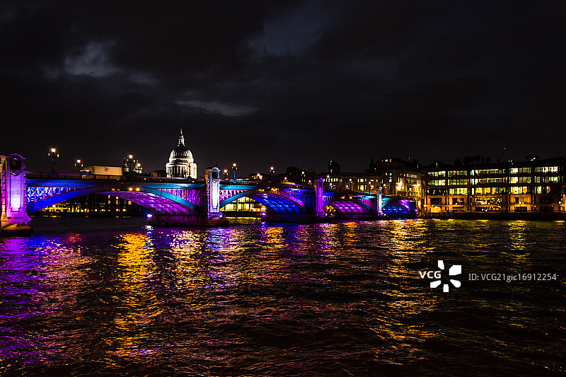 夜幕下的南华克桥图片素材