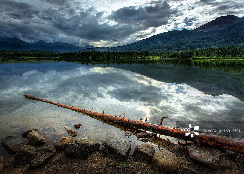 贾斯珀金字塔湖倒影图片素材