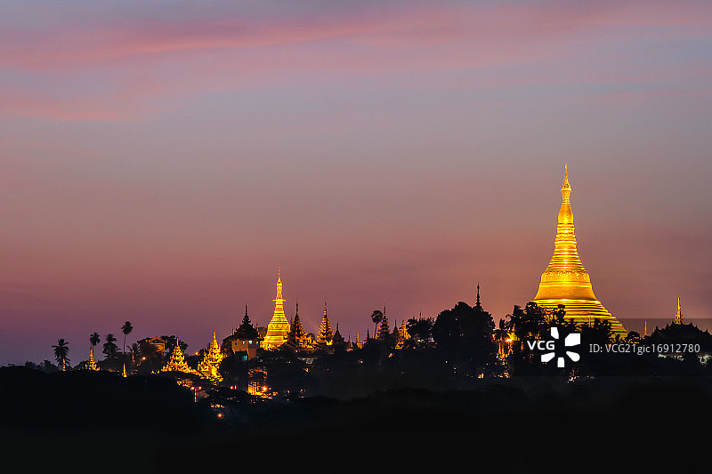 瑞光大金塔的金色时刻图片素材