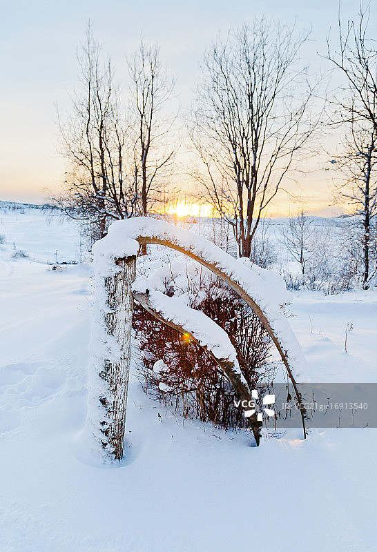 雪地里的杆子图片素材