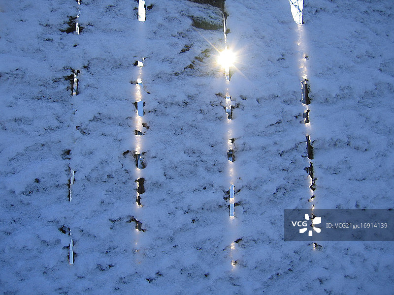 雪和阳光下的栅栏图片素材