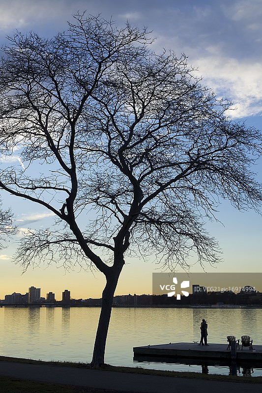 日落时码头上的情侣图片素材