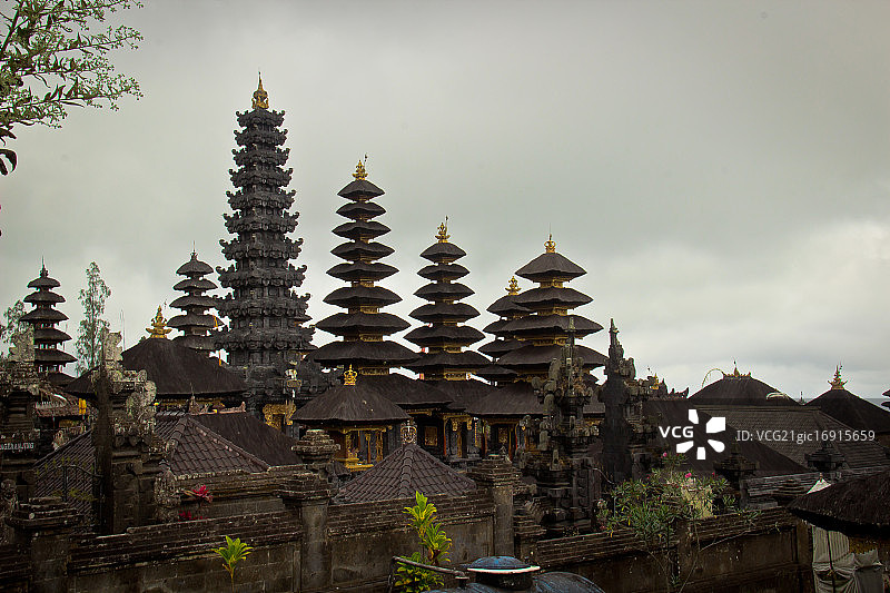雨中的贝沙奇寺庙图片素材