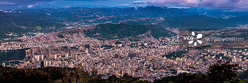 从阿维拉山看加拉加斯日落图片素材