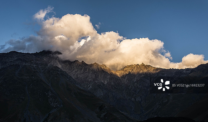 卡兹别吉山的日落美景图片素材