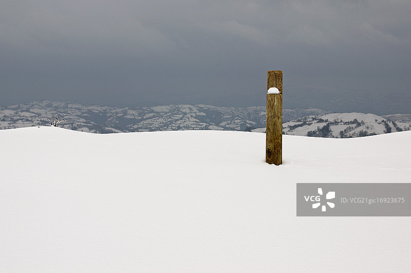 雪地杆子图片素材