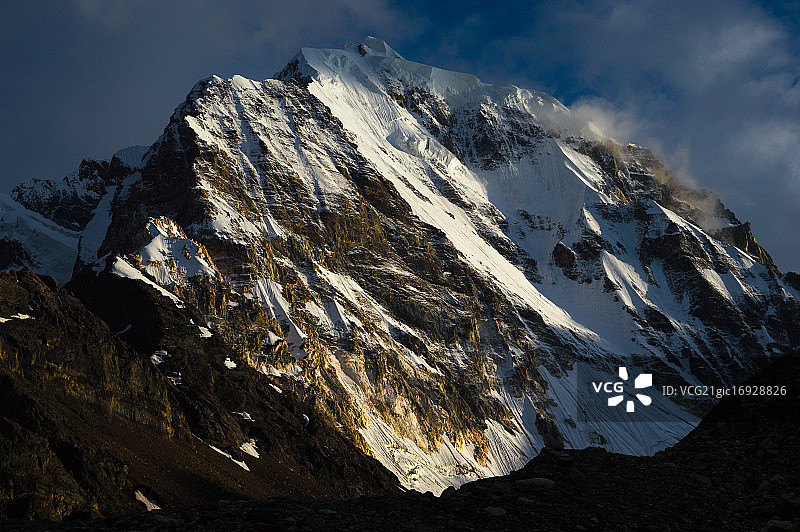 在喀喇昆仑山脉和兴都库什山脉的怀抱中图片素材