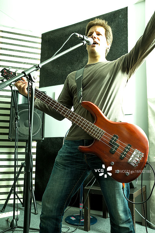 演奏贝斯的摇滚音乐家图片素材