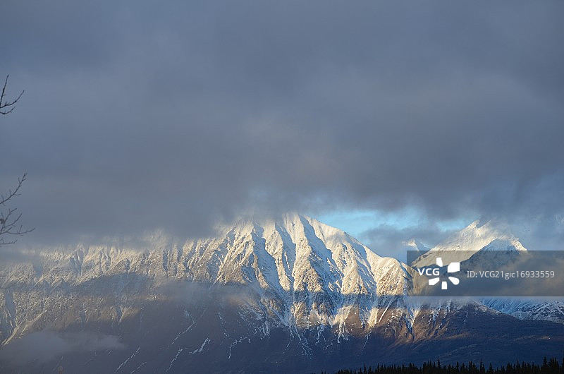 育空：山顶云层图片素材