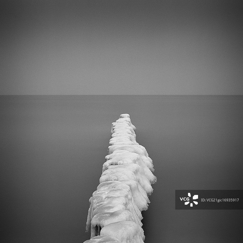 冰冻的防波堤图片素材