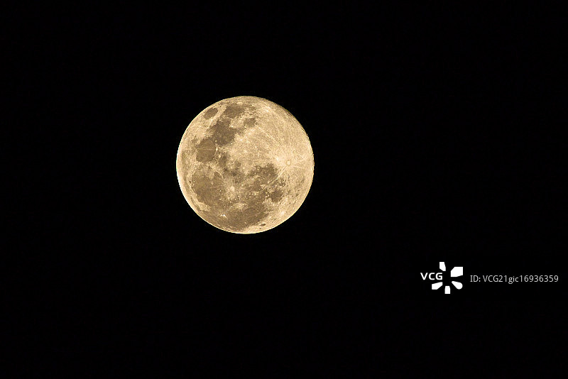 泗水天空中的蓝月亮图片素材