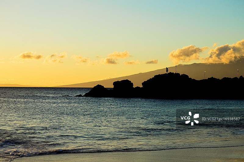 日落悬崖跳水图片素材