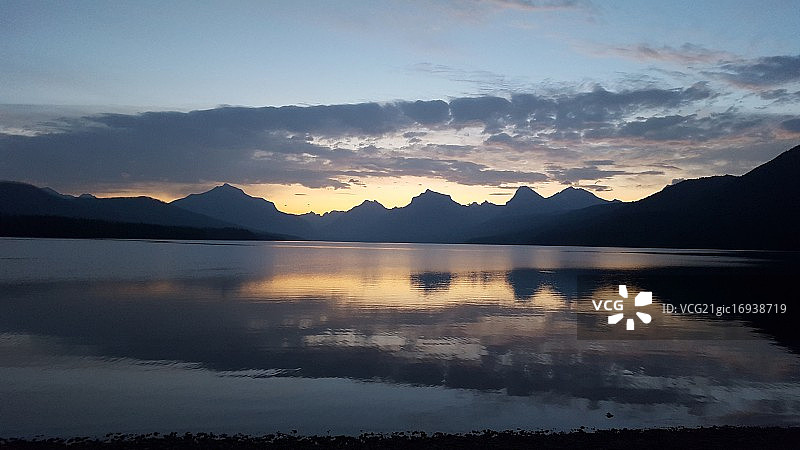 麦克唐纳湖清晨图片素材