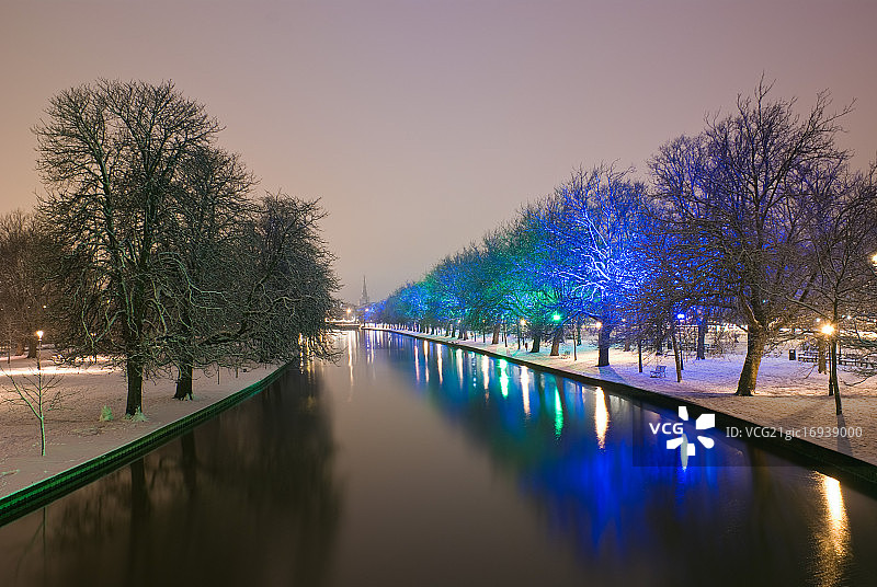 白雪皑皑的乌斯河图片素材
