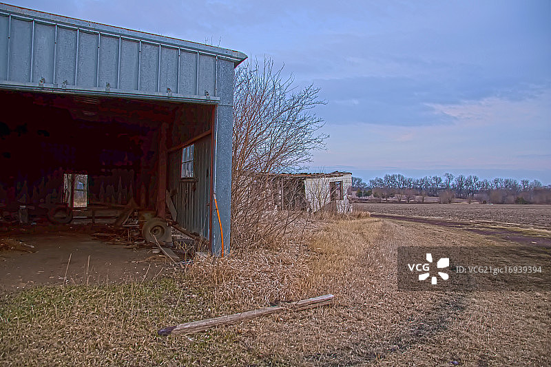 弯曲的橙色围栏柱图片素材