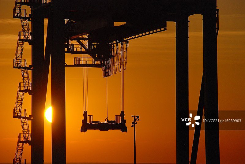 清晨的龙门吊图片素材