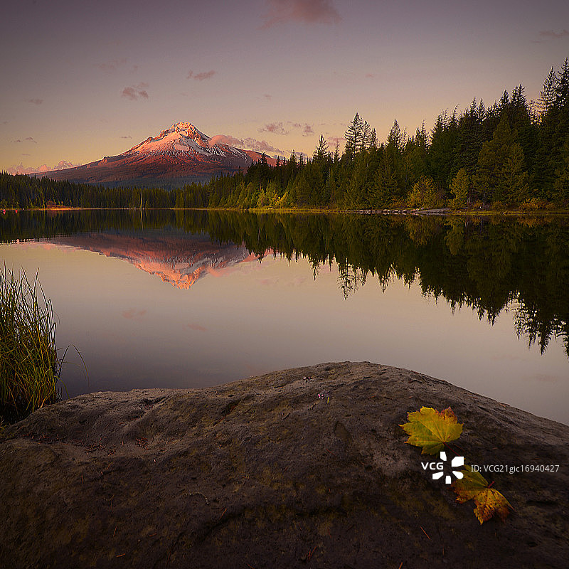特里利姆湖和胡德山，俄勒冈州图片素材