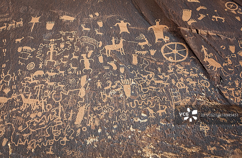 报纸岩石图片素材