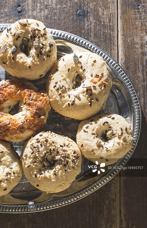 复古桌子上的百吉饼图片素材