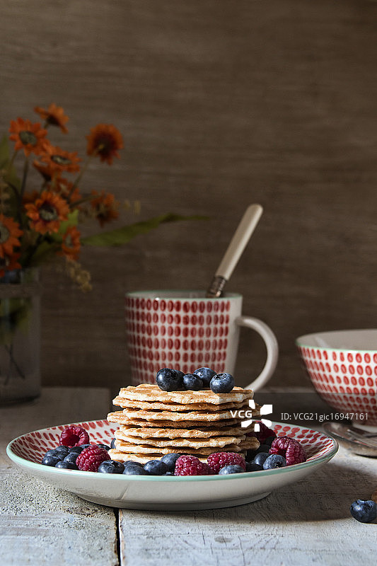 搭配浆果的华夫饼图片素材