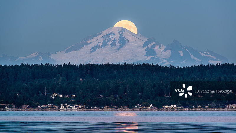 贝克山上的蓝月亮图片素材