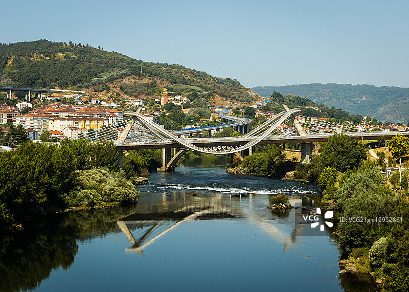 西班牙奥伦塞千禧桥的河流倒影图片素材